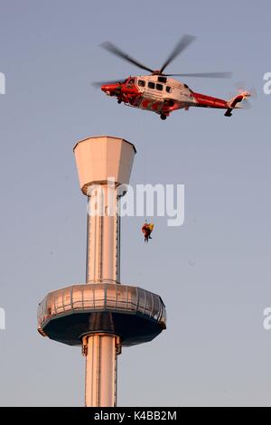 Hélicoptère de sauvetage de la garde côtière de gens piégés tour horizon à Weymouth, Dorset, UK, de transport de touristes par hélicoptère des garde-côtes de la tour, de crédit : finnbarr webster/Alamy live news Banque D'Images