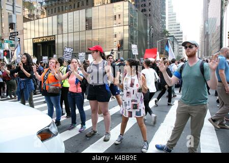 New York, États-Unis. 05 Sep, 2017. Des centaines d'immigrants qui sont venus aux États-Unis illégalement comme les enfants se sont réunis à l'extérieur Trump Tower le 5 septembre 2017, pour protester contre le président américain, Donald Trump a décidé d'annuler l'action différée pour des arrivées de la petite enfance (DACA), un programme conçu pour protéger les immigrants créé par le président Barack Obama en 2012. Il y a eu plusieurs arrestations lorsque des manifestants lié les mains et ont formé une chaîne humaine qui a bloqué la circulation sur la 56e Rue et la 5ème Avenue en face de Trump Towers. Credit : Ronald G. Lopez /DigiPixsAgain.us/Alamy Live News Banque D'Images