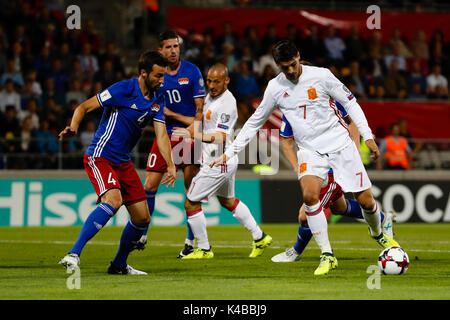 Vaduz, Liechtenstein. 12Th Mar, 2017. Alvaro Morata (7) de l'espagnol. Daniel Kaufmann (4), joueur du Liechtenstein au cours de la qualification pour la Coupe du Monde 2018, ronde 8, entre le Liechtenstein contre l'Espagne au Rheinpark stadium à Vaduz, Liechtenstein, le 5 septembre 2017 . Más Información Gtres Crédit : Comuniación sur ligne, S.L./Alamy Live News Banque D'Images