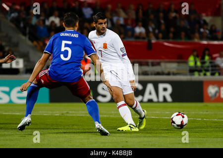 Vaduz, Liechtenstein. 12Th Mar, 2017. Alvaro Morata (7) de l'espagnol. Ivan Quintans (5), joueur du Liechtenstein au cours de la qualification pour la Coupe du Monde 2018, ronde 8, entre le Liechtenstein contre l'Espagne au Rheinpark stadium à Vaduz, Liechtenstein, le 5 septembre 2017 . Más Información Gtres Crédit : Comuniación sur ligne, S.L./Alamy Live News Banque D'Images
