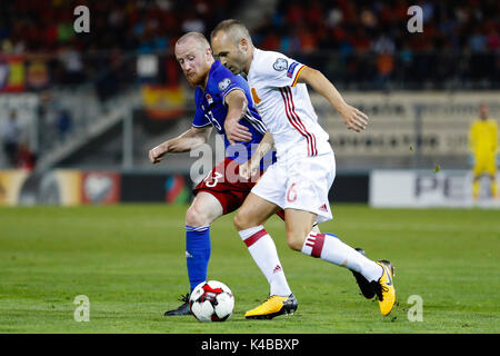 Vaduz, Liechtenstein. 12Th Mar, 2017. Andres Iniesta (6) de l'espagnol. Martin Buchel (13) joueur du Liechtenstein, au cours de la qualification pour la Coupe du Monde 2018, ronde 8, entre le Liechtenstein contre l'Espagne au Rheinpark stadium à Vaduz, Liechtenstein, le 5 septembre 2017 . Más Información Gtres Crédit : Comuniación sur ligne, S.L./Alamy Live News Banque D'Images