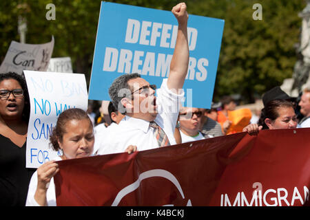 Washington, USA. 12Th Mar, 2017. En tant que président, Donald Trump (DACA annule l'action différée pour les arrivées d'enfance), une foule de partisans DACA se rassemblent à la Maison Blanche pour protester contre la décision de l'administration d'Atout. Credit : B Christopher/Alamy Live News Banque D'Images