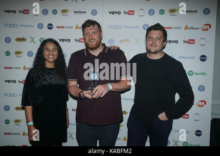 La Brasserie, Londres, Angleterre, Royaume-Uni. 12Th Mar, 2017. L'objectif 2017 Awards a eu lieu hier soir, mardi 5 septembre, à l'Est de Londres est la brasserie. Organisé par l'Association de la musique indépendante pour mettre en évidence la dynamique du secteur indépendant du Royaume-Uni, l'événement de cette année a été accueilli par MistaJam et Clara Amfo et j'ai vu des spectacles d'rappeur britannique Dave et breakout indie-rockers Service public de radiodiffusion, ainsi qu'une liste des gagnants qui comprenait des grands noms, les futures stars et héros de la communauté de la musique indépendante. Credit : Voir Li/Alamy Live News Banque D'Images