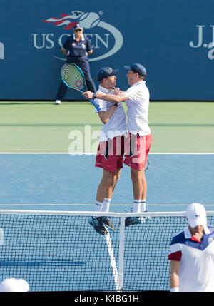 New York, États-Unis. 05 Sep, 2017. Bob & Mike Bryan USA de célébrer la victoire contre Julien Benneteau et Edouard Roger-Vasselin de France à l'US Open Championships à Billie Jean King National Tennis Center Crédit : lev radin/Alamy Live News Banque D'Images