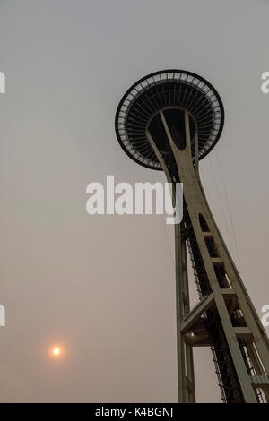 Seattle, Washington, USA. 5 Sept, 2017. Le soleil perce la fumée des feux de forêt du nord-ouest du Pacifique aux côtés de la Space Needle de Seattle, USA. Crédit : Joseph Behnken/Alamy Live News. Banque D'Images