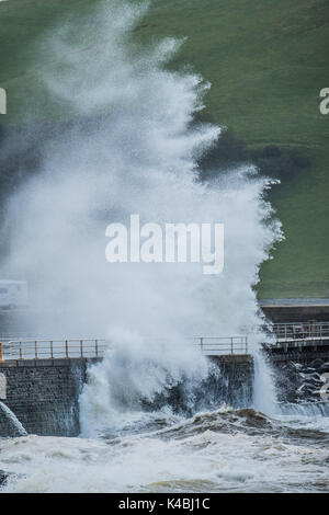 Pays de Galles Aberystwyth UK, mercredi 06 septembre 2017 Météo Royaume-uni : Comme le temps tourne encore instable et Breezy, de forts vents et marées hautes vagues de tempête apporter dans le mur du port à Aberystwyth, sur la côte ouest de la Baie de Cardigan au Pays de Galles Crédit photo : Keith Morris/Alamy Live News Banque D'Images