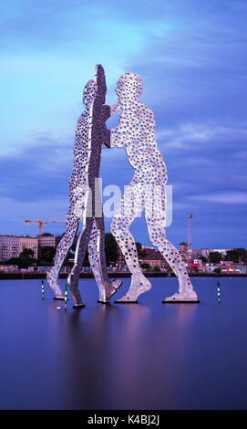 Berlin, Allemagne. 12Th Mar, 2017. Une fois tiré de l'exposition de la molécule Man sculpture de la Spree à la tombée de la nuit à Berlin, Allemagne, 5 septembre 2017. Photo : Paul Zinken/dpa/Alamy Live News Banque D'Images