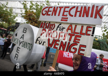 Leverkusen, Allemagne. Sep 6, 2017. Les manifestants tiennent une grande pancarte 'la technologie GM  = Risque pour tous, bénéfice pour les quelques' lors d'une manifestation contre la fusion de Bayer et Monsanto en face de l'ancien siège de l'AEC à Leverkusen, Allemagne, 6 septembre 2017. La fusion est à l'opposition d'un éventail de groupes. Photo : Federico Gambarini/dpa/Alamy Live News Banque D'Images