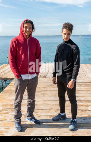 Deux jeunes hommes français d'origine algérienne posent pour une photo à Juan les Pins, Côte d'Azur, France. La France a de grandes populations MAGHRE Banque D'Images