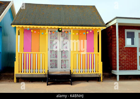 Sutton-sur-Mer, Lincolnshire, Royaume-Uni. 14 août, 2017. Une cabane sur la plage colorée Sandilands, promenade à Sutton-sur-mer dans le Lincolnshire. Banque D'Images