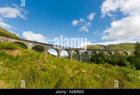 Historique de Glenfinnan viaduc ferroviaire dans les Highlands écossais. Cadre panoramique en plein jour ensoleillé Banque D'Images