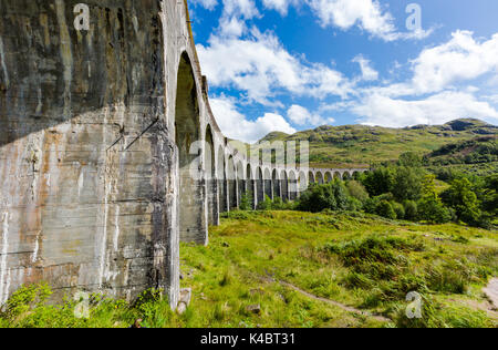 Historique de Glenfinnan viaduc ferroviaire dans les Highlands écossais. Cadre panoramique en plein jour ensoleillé Banque D'Images