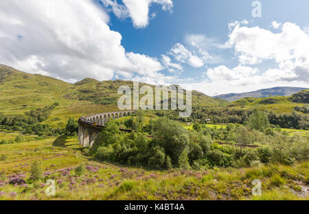 Historique de Glenfinnan viaduc ferroviaire dans les Highlands écossais. Cadre panoramique en plein jour ensoleillé Banque D'Images