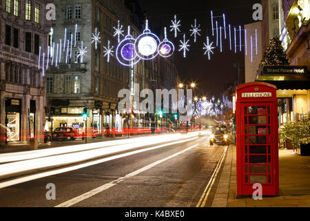 Les lumières de Noël Afficher sur Strand Street le Déc 17, 2016, London, UK. Les lumières de Noël coloré moderne attirer encouragent les gens à la rue. Banque D'Images