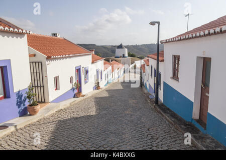 Maisons et moulin à Odeceixe, village de l'Alentejo, Portugal Banque D'Images