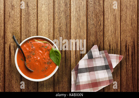 Soupe de basilic tomates rôties sur table en bois Banque D'Images