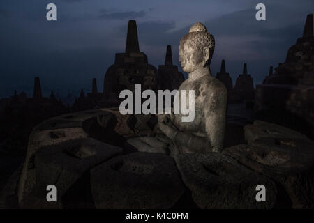 Statue de Bouddha au temple de borobudor à Java, en Indonésie. Banque D'Images