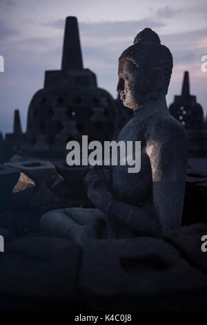Statue de Bouddha au temple de borobudor à Java, en Indonésie. Banque D'Images