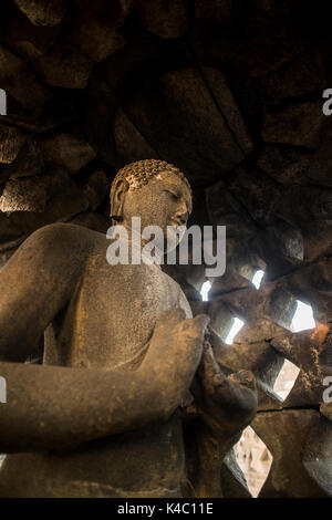Statue de Bouddha au temple de borobudor à Java, en Indonésie. Banque D'Images