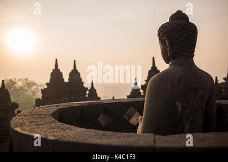 Statue de Bouddha au temple de borobudor à Java, en Indonésie. Banque D'Images