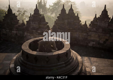 Statue de Bouddha au temple de borobudor à Java, en Indonésie. Banque D'Images