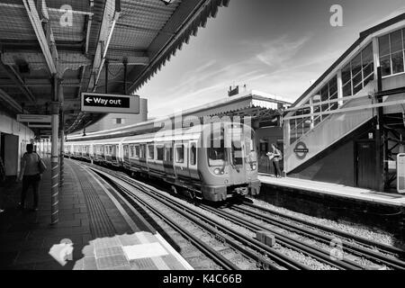 Hammersmith & City line train à la station de métro Westbourne Park à Londres Banque D'Images