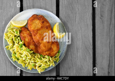 Le plus célèbre plat d'Autriche : escalope de poulet avec des nouilles aux Œufs Banque D'Images