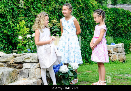 3 jeunes demoiselles dans une célébration de la joie de jour de mariage Banque D'Images