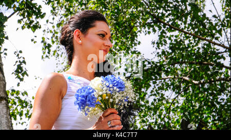 Bouquet de mariage mariée blanche lance pour les amis de bonheur dans la vie Banque D'Images