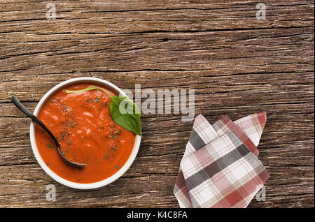 Soupe de basilic tomates rôties sur table en bois Banque D'Images