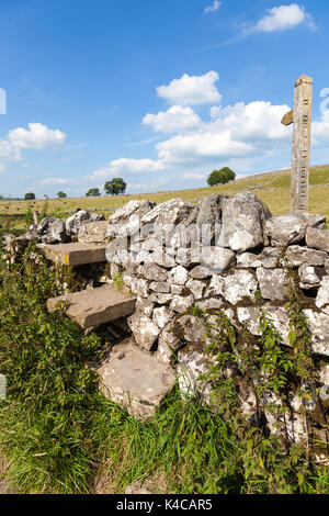 Un sentier en bois signer Derbyshire, Angleterre, RU Banque D'Images