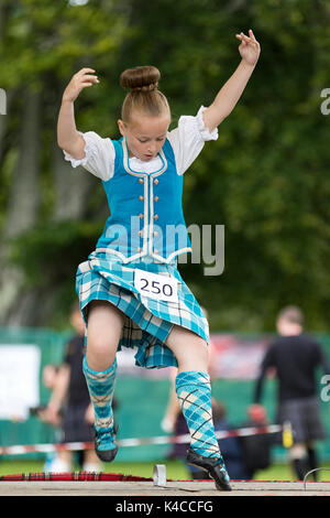 Aberlour, Ecosse, Royaume-Uni. 05 Août 2017 : Les jeunes concurrents d'effectuer la danse de l'épée au cours de la 2017 Highland Games à Aberlour, Ecosse. Banque D'Images