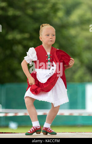 Aberlour, Ecosse, Royaume-Uni. 05 Août 2017 : danseur effectuant l'Irish Jig au cours de la 2017 Highland Games à Aberlour, Ecosse. Banque D'Images