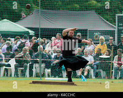 Aberlour, Ecosse, Royaume-Uni. 05 Août 2017 : Les athlètes en compétition dans le 'poids' à distance à l'événement 2017 Highland Games à Aberlour, Ecosse. Banque D'Images