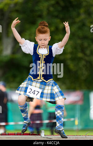 Aberlour, Ecosse, Royaume-Uni. 05 Août 2017 : Les jeunes concurrents d'effectuer la danse de l'épée au cours de la 2017 Highland Games à Aberlour, Ecosse. Banque D'Images