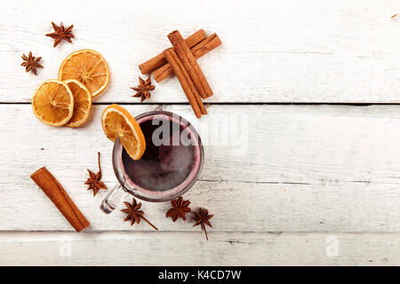 Vin chaud avec des épices sur la table en bois blanc. Vue de dessus copy space Banque D'Images