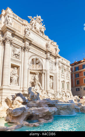Italie Rome la fontaine de Trevi soutenu par le Palazzo Poli Italie Lazio Rome de jour eu Europe