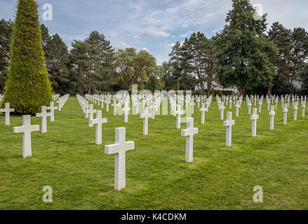 Certaines des nombreuses tombes de guerre dans le Cimetière Américain, Omaha Beach, Normandie, France. Banque D'Images