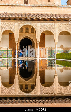 Patio des Los Arrayanes, Cour des Myrtles, Innercourt du palais Nasrid, Alhambra à Grenade, Andalousie, Espagne Banque D'Images