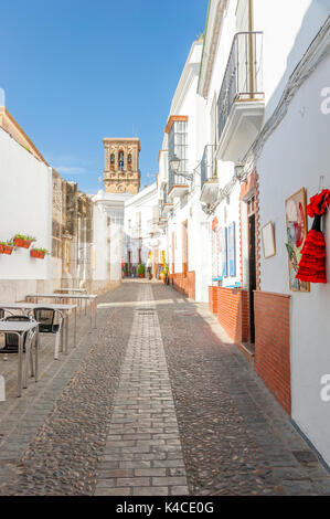 Voie dans Arcos de la Frontera à la Basí Lica de Santa Marí A, les villes blanches d'Andalousie, province de Cadix, Espagne Banque D'Images