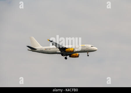 IBIZA, ESPAGNE - circa 2017 : avion de passagers dans la livrée de Vueling. Airbus A320. EC-LQM Banque D'Images