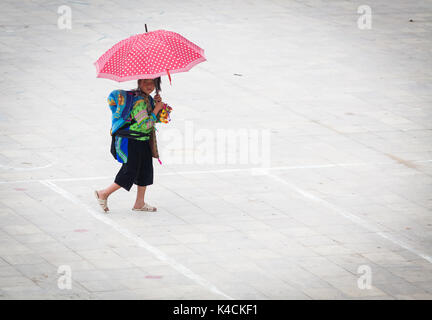 SA PA, VIETNAM - AOÛT 2017 : Black hmog fille de minorités ethniques dans la ville de Sapa, les hautes montagnes, province de Lao Cai, Vietnam Banque D'Images