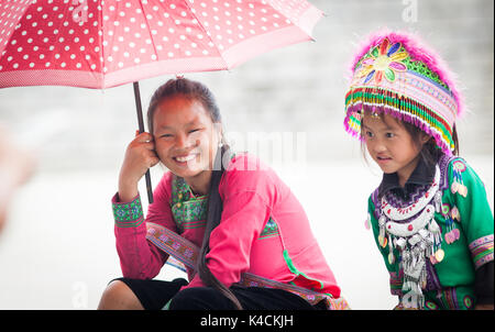 SA PA, VIETNAM - AOÛT 2017 : Black hmog fille de minorités ethniques dans la ville de Sapa, les hautes montagnes, province de Lao Cai, Vietnam Banque D'Images