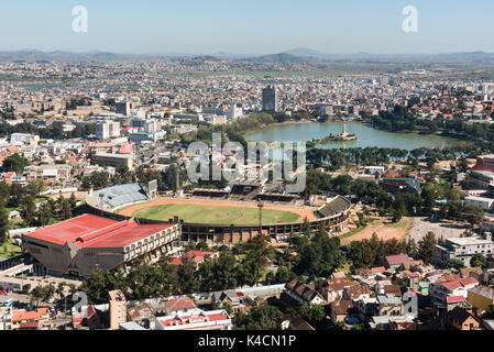 Antananarivo central y compris le lac Anosy et Stade Municipal de Mahamasina, Antananarivo, Madagascar Banque D'Images