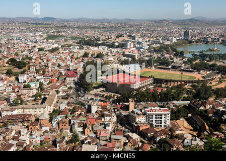 Antananarivo central y compris le lac Anosy et Stade Municipal de Mahamasina, Antananarivo, Madagascar Banque D'Images