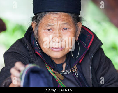 SA PA, VIETNAM - AOÛT 2017 : Portrait de minorité ethnique hmong noir femme vendant des biens et la couture sur le marché de Sa Pa town, les hautes montagnes, Banque D'Images