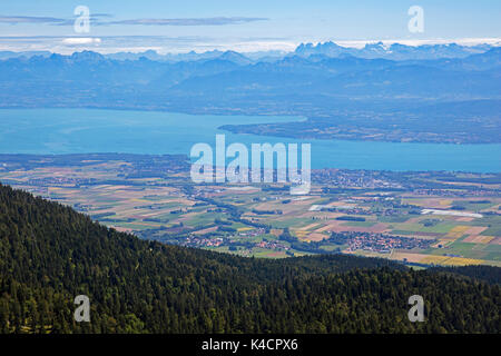 Vue depuis la Dôle, montagne du Jura, canton de Vaud, surplombant le lac Léman et les sommets alpins des Alpes suisses en Suisse Banque D'Images