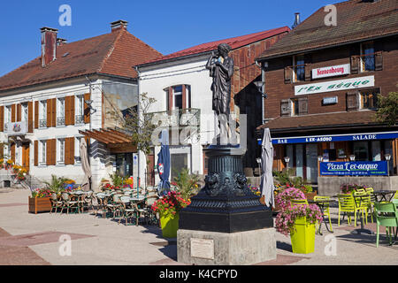 Sculpture dans le village Saint-Laurent-en-Grandvaux, département du Jura en Bourgogne-Franche-Comté, Saint-Claude, France Banque D'Images