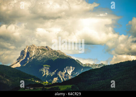 Dolomites italiennes pic fond cloudscape Banque D'Images