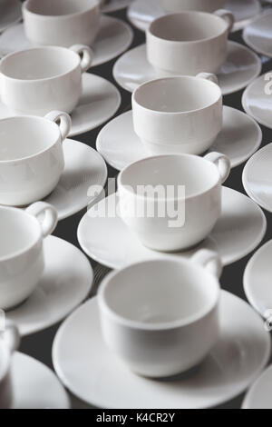 Grand groupe de tasses café thé blanc disposés en rangées pour le libre-service. Verticall récolte plein cadre Banque D'Images